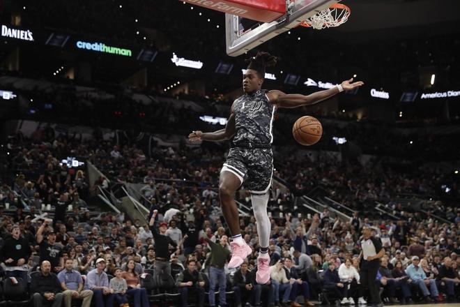 朗尼-沃克馬卡比合同細(xì)節(jié)：3年稅前1000萬(wàn)刀 多項(xiàng)NBA跳出條款